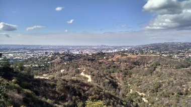 Dağın görünümü of Los Angeles California ile orman ve hafif bulut örtüsü