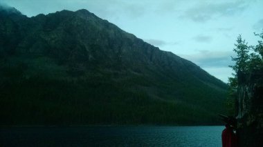 Dağları buzul Milli Parkı ve orman bulut ile açık bir günde. Güzel