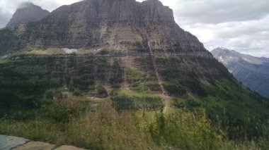 Dağları buzul Milli Parkı ve orman bulut ile açık bir günde. Güzel