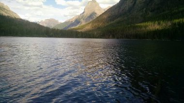 Üst Kintla Gölü buzul Milli Parkı Montana. Orman ağaçları ve dağ doruklarına tarafından çevrili Gölü güzel yansıması. Ütopik cennet şehirler ve kalabalık çok huzurlu