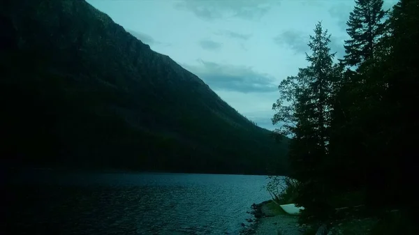 上金特拉湖冰川国家公园在蒙大拿州 美丽的倒影在湖畔的树木和山峰的森林 空想天堂远离城市和人群非常宁静 — 图库照片