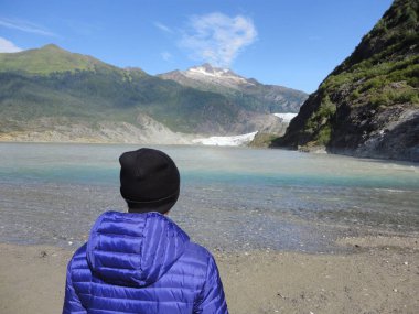 Mendenhall Glacier Juneau Alaska. Mendenhall Glacier, Nugget Şelalesi ile dağlar arasında Mendenhall Gölü 'ne akar. Mükemmel turistik konum