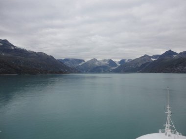 Pasifik Okyanusu iki dağ arasındaki geçiş. Yavaş yavaş akan bir bulutlu gökyüzü altında sakin huzurlu suları.