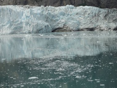 Su içinde yüzen parçaları ile Pasifik Okyanusu kenarında büyük Glacier