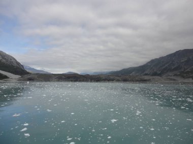 Pasifik Okyanusu iki dağ arasındaki geçiş. Yavaş yavaş akan bir bulutlu gökyüzü altında sakin huzurlu suları.