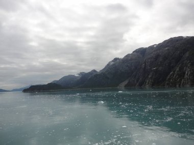 Dağ dolu Pasifik Okyanusu ufukta. Inside passage Alaska