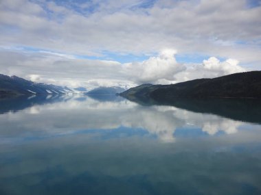 Dağ dolu Pasifik Okyanusu ufukta. Inside passage Alaska