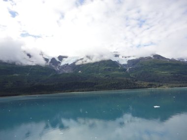 Dağ dolu Pasifik Okyanusu ufukta. Inside passage Alaska