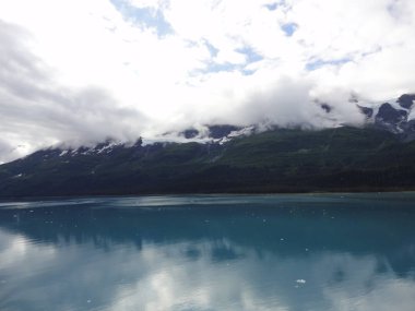 Dağ dolu Pasifik Okyanusu ufukta. Inside passage Alaska