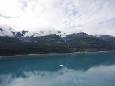 Dağ dolu Pasifik Okyanusu ufukta. Inside passage Alaska