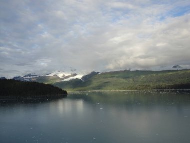 Dağ dolu Pasifik Okyanusu ufukta. Inside passage Alaska
