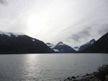 Dağ dolu Pasifik Okyanusu ufukta. Inside passage Alaska