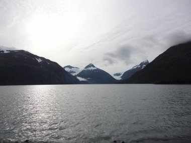 Dağ dolu Pasifik Okyanusu ufukta. Inside passage Alaska