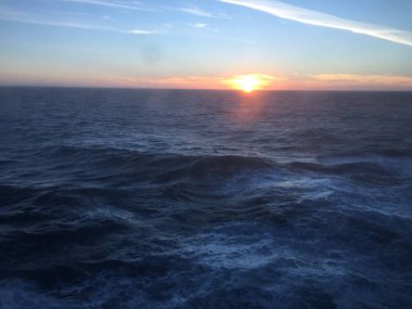 Alaska Amerika Birleşik Devletleri Pasifik Okyanusu üzerinde ağır bulut kapağı üzerinden kırma dağlar üzerinde günbatımı