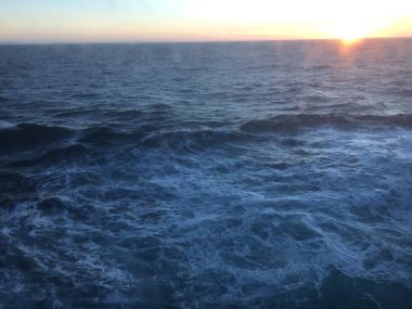 Alaska Amerika Birleşik Devletleri Pasifik Okyanusu üzerinde ağır bulut kapağı üzerinden kırma dağlar üzerinde günbatımı