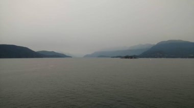 Dağ dolu Pasifik Okyanusu ufukta. Inside passage Alaska