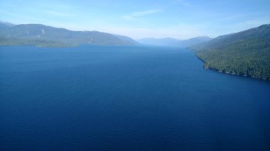 Dağ dolu Pasifik Okyanusu ufukta. Inside passage Alaska