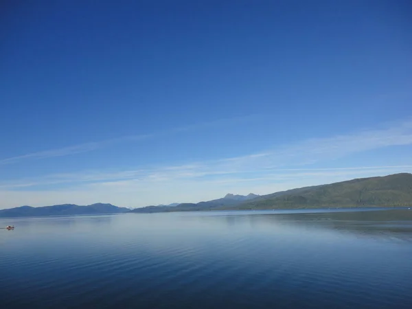 Vista Costa Largo Del Pasaje Interior Alaska Cielo Azul Brillante —  Fotos de Stock