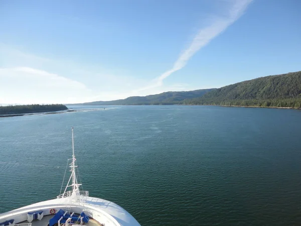 Passage Stilla Havet Mellan Två Bergskedjor Lugna Fridfulla Vatten Rinner — Stockfoto