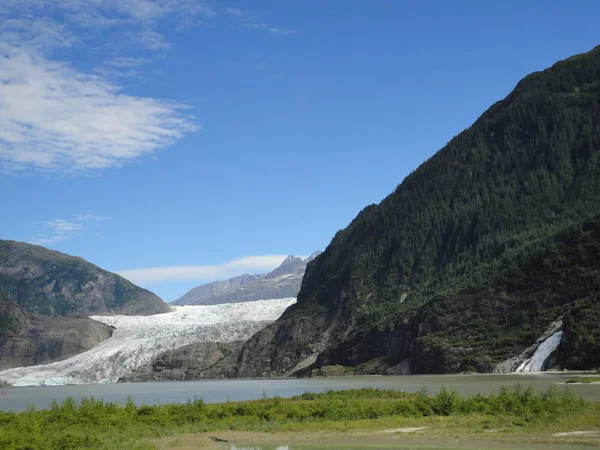 Mendenhall Glacier Juneau Alaska Mendenhall Glacier Nugget Şelalesi Ile Dağlar — Stok fotoğraf