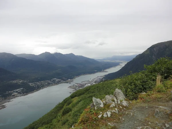 内側の通路からジュノー アラスカの横にある山の頂上の下に市と実行しています — ストック写真