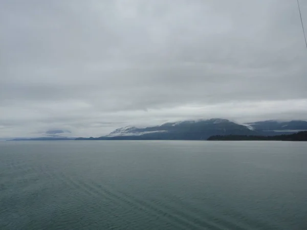 Průchod Tichém Oceánu Mezi Dvěma Pohořími Klidné Tiché Vody Teče — Stock fotografie