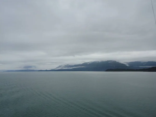 Passage Pacific Ocean Two Mountain Ranges Calm Peaceful Waters Flowing — Stock Photo, Image