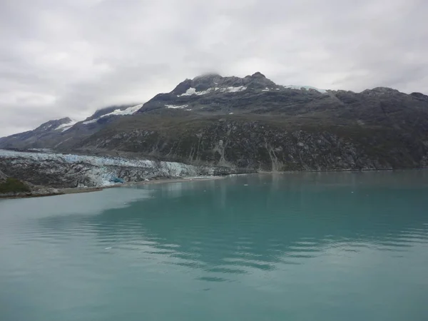 Glaciar Deslizar Para Passagem Interior Alasca Entre Dois Picos Montanha — Fotografia de Stock