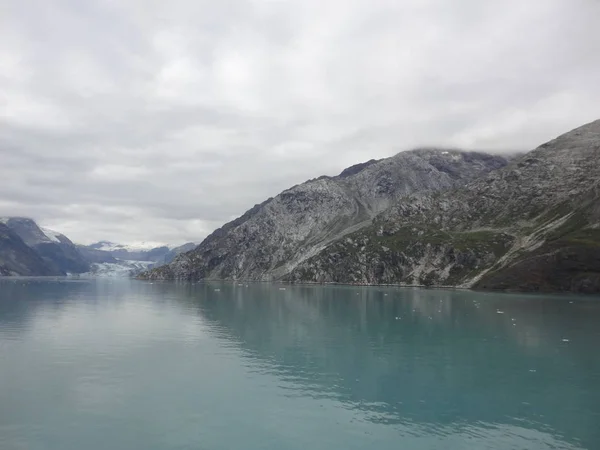 Góry Pełne Horyzont Oceanie Spokojnym Passage Alaska Pod Bardzo Zachmurzone — Zdjęcie stockowe