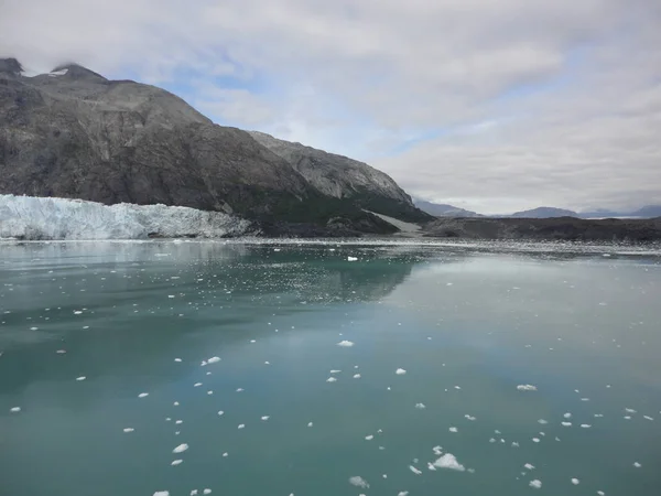 アラスカ州グレイシャー湾国立公園内の氷河山頂を越え 太平洋に滑り出る氷河 — ストック写真