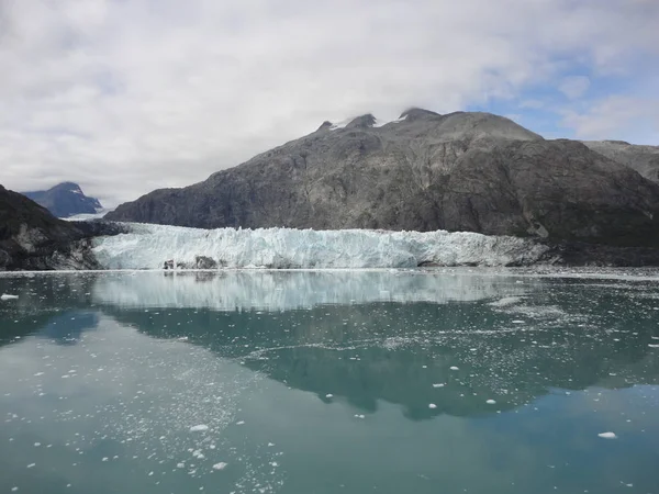 Gran Glaciar Borde Del Océano Pacífico Con Piezas Flotando Agua —  Fotos de Stock