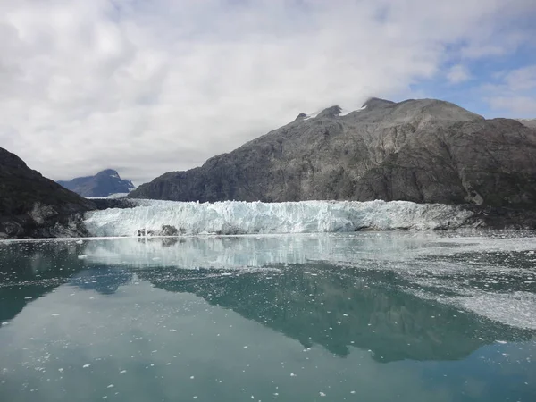 Glaciar Deslizándose Hacia Océano Pacífico Con Pequeño Pico Montaña Directamente —  Fotos de Stock