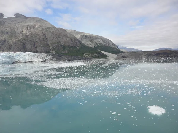 Glaciar Deslizándose Hacia Océano Pacífico Con Pequeño Pico Montaña Directamente —  Fotos de Stock