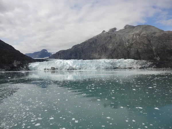 Glacier Doğrudan Arkasında Küçük Bir Dağ Zirvesi Ile Pasifik Okyanusu — Stok fotoğraf