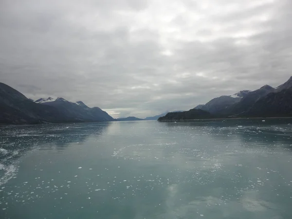 Doorgang Stille Oceaan Tussen Twee Bergketens Rustige Vreedzame Wateren Stroomt — Stockfoto