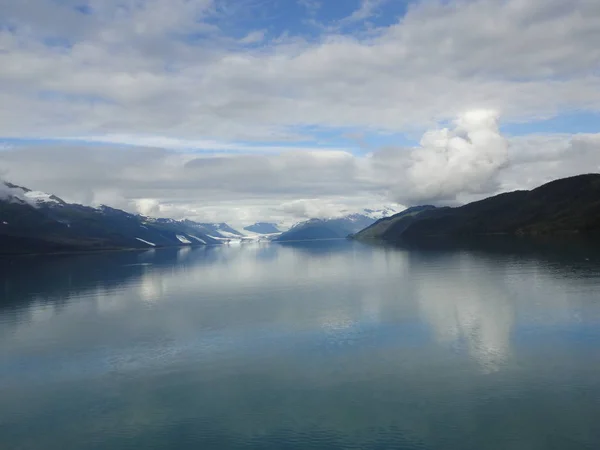Pasifik Okyanusu Nda Dağ Dolu Ufukta Alaska Glacier Bay Milli — Stok fotoğraf