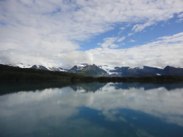 Fjäll Fyllda Horisonten Stilla Havet Passage Alaska Snötäckta Toppar Reflekteras — Stockfoto