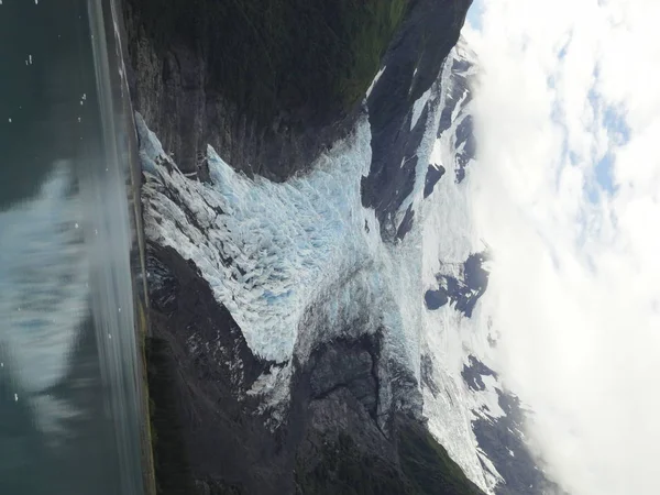 アラスカ州グレイシャー湾国立公園内の氷河山頂を越え 太平洋に滑り出る氷河 — ストック写真