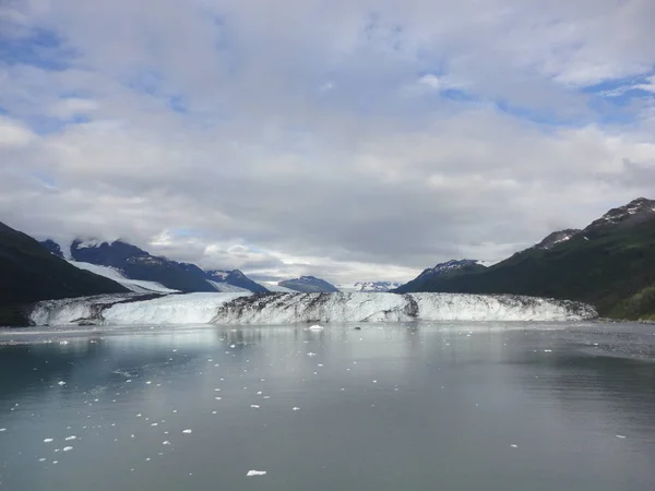 哈佛冰川在阿拉斯加峡湾学院的尽头 宽阔的冰川雕刻着通往大海的道路 山峰水和云 — 图库照片