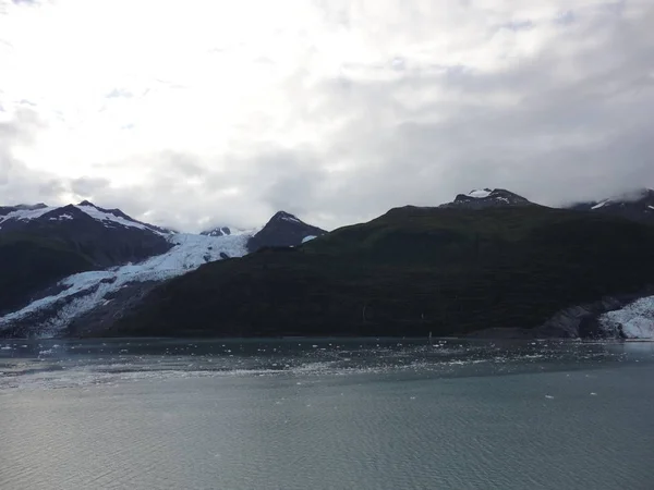 太平洋に面した山充填地平線 アラスカのインサイドパッセージ — ストック写真