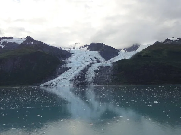 アラスカ州グレイシャー湾国立公園内の氷河山頂を越え 太平洋に滑り出る氷河 — ストック写真