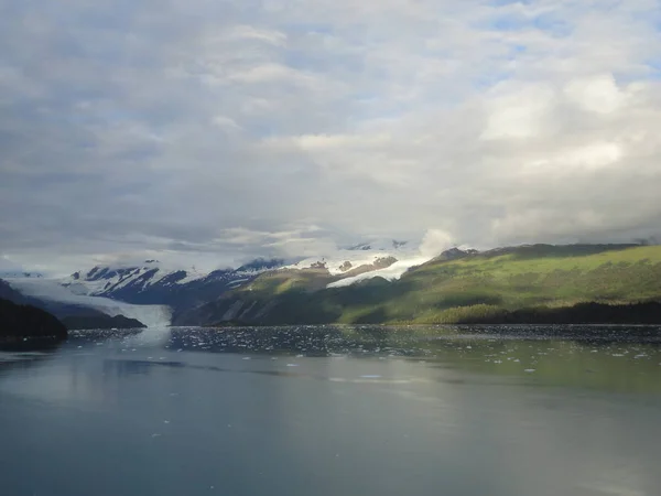 太平洋に面した山充填地平線 アラスカのインサイドパッセージ — ストック写真