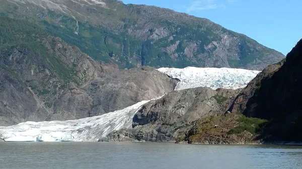 Mendenhall Glacier Juneau Alaska Mendenhall Glacier Nugget Şelalesi Ile Dağlar — Stok fotoğraf