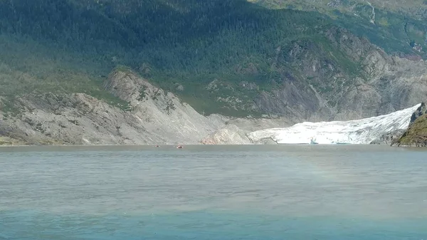 メンデンホール氷河ジュノーアラスカ州メンデンホール氷河は ナゲットの滝と山の間のメンデンホール湖に流入します 完璧な観光地 — ストック写真