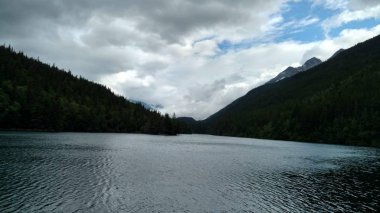 Dağ dolu Pasifik Okyanusu ufukta. Inside passage Alaska