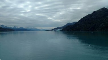 Dağ dolu Pasifik Okyanusu ufukta. Inside passage Alaska