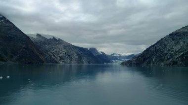 Dağ dolu Pasifik Okyanusu ufukta. Inside passage Alaska