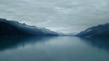 Alaska Glacier Bay Milli Parkı içinde buzullar. Dağ doruklarına gelen buzullar ve Pasifik Okyanusu 'na kayar