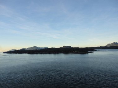 Dağ dolu Pasifik Okyanusu ufukta. Inside passage Alaska