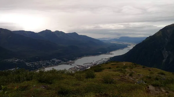 Vista Juneau Alaska Desde Cima Una Montaña Incluye Río Montañas — Foto de Stock